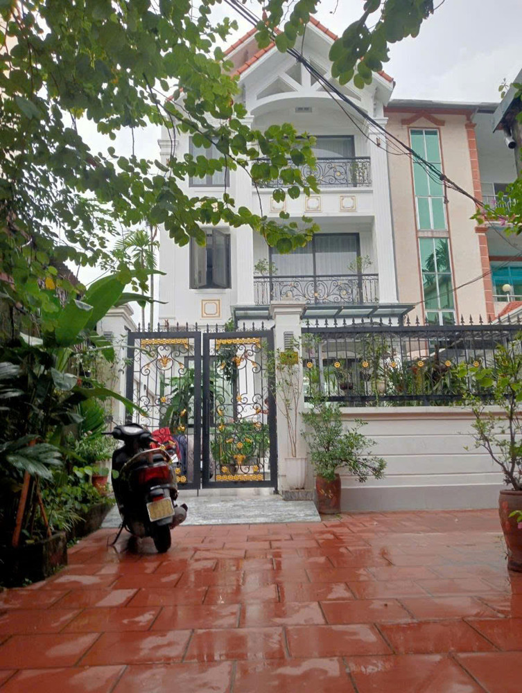 LONG BIÊN BÁN BIỆT THỰ MINI SÂN VƯỜN - VỊ TRÍ TRUNG TÂM - 3 THOÁNG