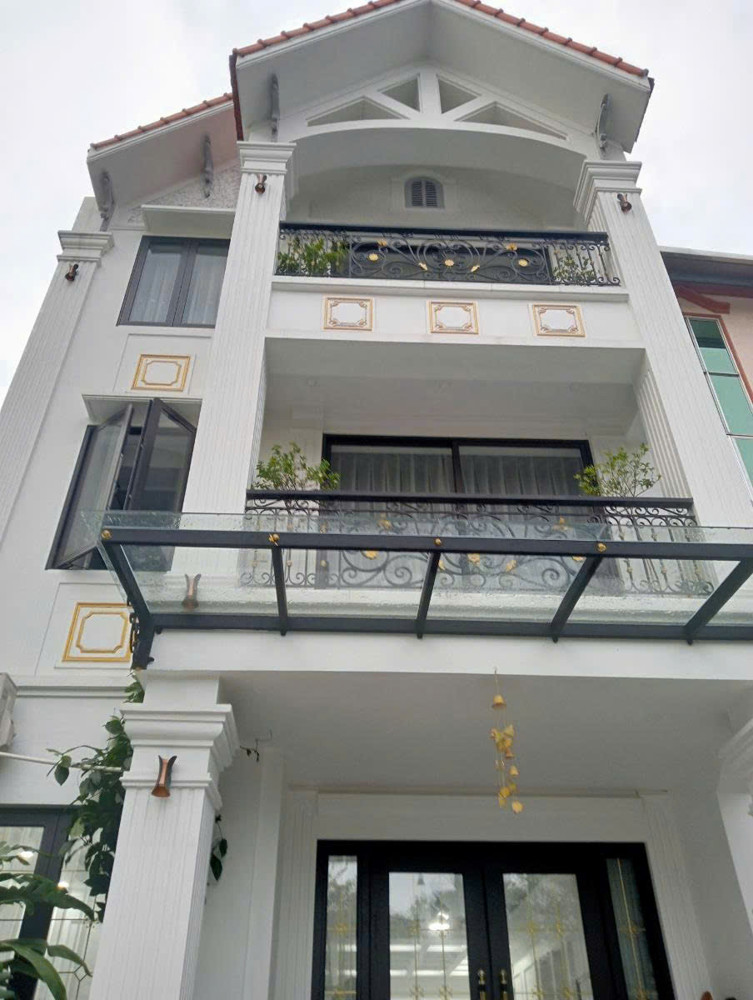 LONG BIÊN BÁN BIỆT THỰ MINI SÂN VƯỜN - VỊ TRÍ TRUNG TÂM - 3 THOÁNG