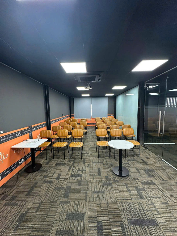 Quận 1 ! MẶT BẰNG ĐẸP LẮM ! CHO THUÊ TẦNG 1, 2, 3 và TRỆT , DT : 180 m2 ( mỗi tầng ) Tel :