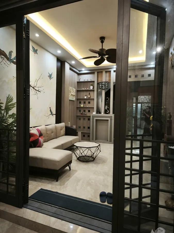 BAN NHÀ RIÊNG Ô TÔ ĐỖ CỬA PHỐ Nguyễn Văn Cừ 48 m2 X 5 Tầng MT 4.5 m,10.5 tỷ Long Biên Hà Nội