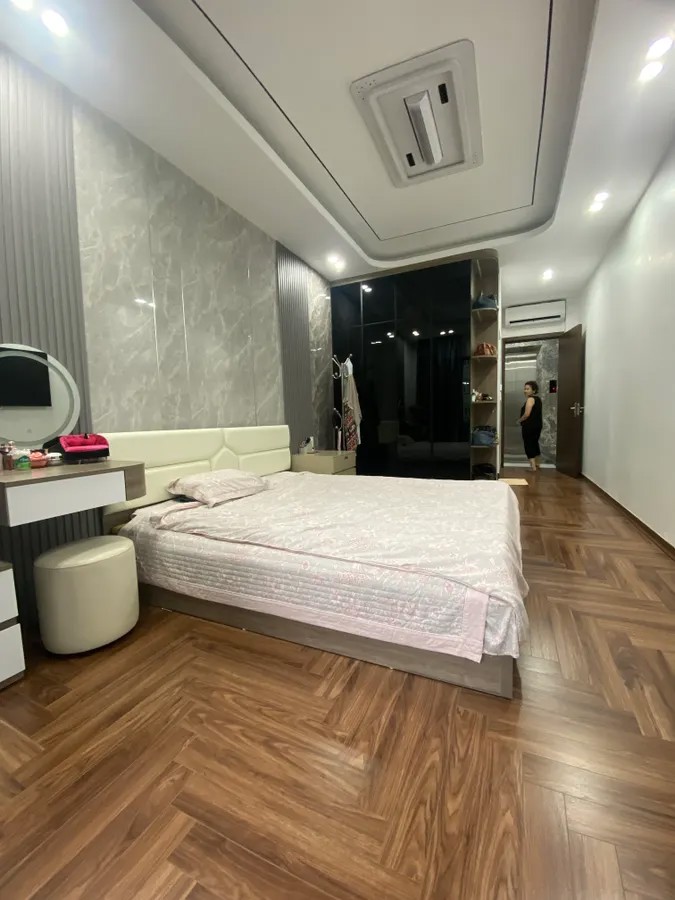 BÁN NHÀ MỚI PHỐ  Nguyễn Sơn 34/40 M2 X 6 Tầng 12.3 tỷ Long Biên Hà Nội