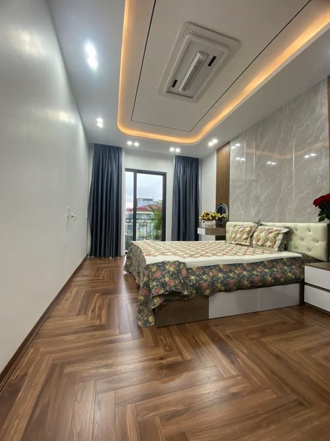 BÁN NHÀ MỚI PHỐ  Nguyễn Sơn 34/40 M2 X 6 Tầng 12.3 tỷ Long Biên Hà Nội