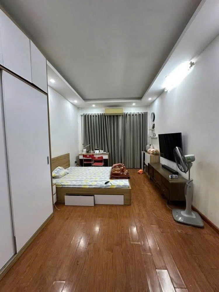 Bán nhà trong ngõ phố Quan Nhân -  33m 5 tầng 8,05 tỷ ba gác thông - Sổ đỏ vuông vắn