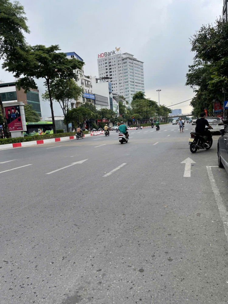 Hàng hiếm BA ĐÌNH - TÒA VĂN PHÒNG 10 tầng, vỉa hè đá bóng, kinh doanh khủng- Đào Tấn 102m, 10 tầng,