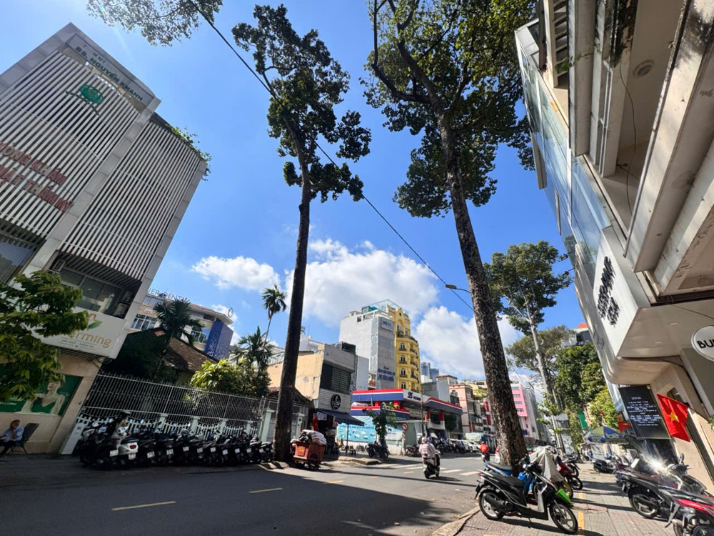BÁN NHÀ MẶT TIỀN XE HƠI NGỦ TRONG NHÀ Đ.BÙI THỊ XUÂN, QUẬN 1 - NGANG ĐẸP 4M*20M - GIÁ TỐT NHẤT KHU