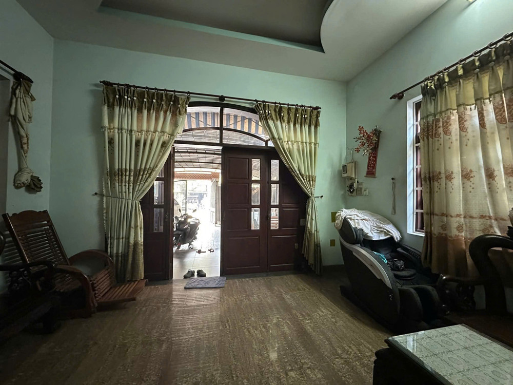 Bán nhà mặt tiền Dương Công Khi, Hóc Môn. DT 200m2, 3 tầng, 6PN. Sổ hồng, giá 15 tỷ