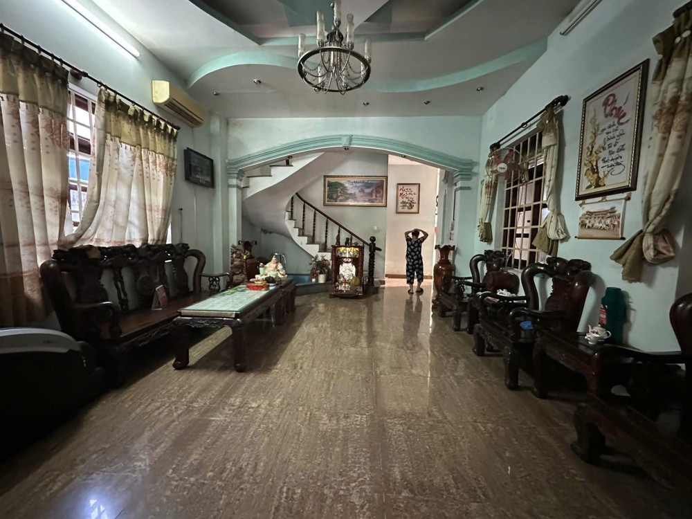 Bán nhà mặt tiền Dương Công Khi, Hóc Môn. DT 200m2, 3 tầng, 6PN. Sổ hồng, giá 15 tỷ