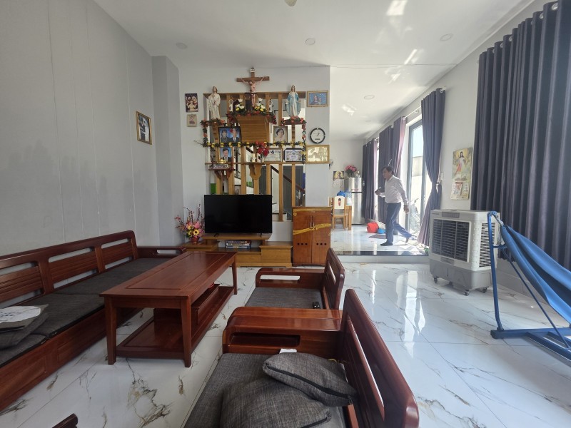 Bán nhà Phường Tam Phú, Thủ Đức, TP HCM. DT 130m2, 3 tầng, 4PN, SH, giá 7.8 tỷ. LH: 0933125879