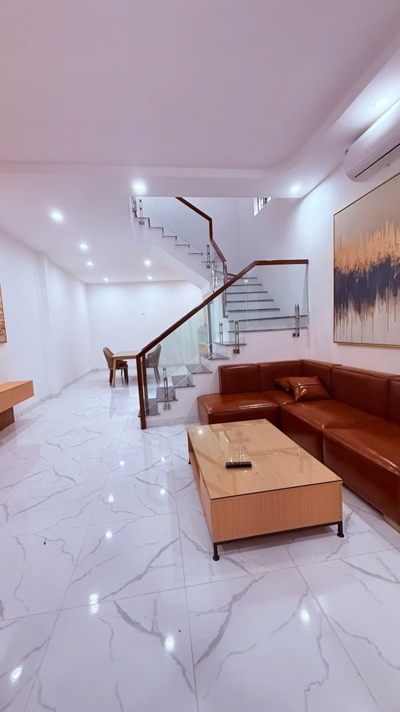 Bán Nhà Hoàng Hoa Thám 58m2. 3 tầng. mặt tiền 4.9m. giá  8.6 tỷ Ba Đình Hà Nội