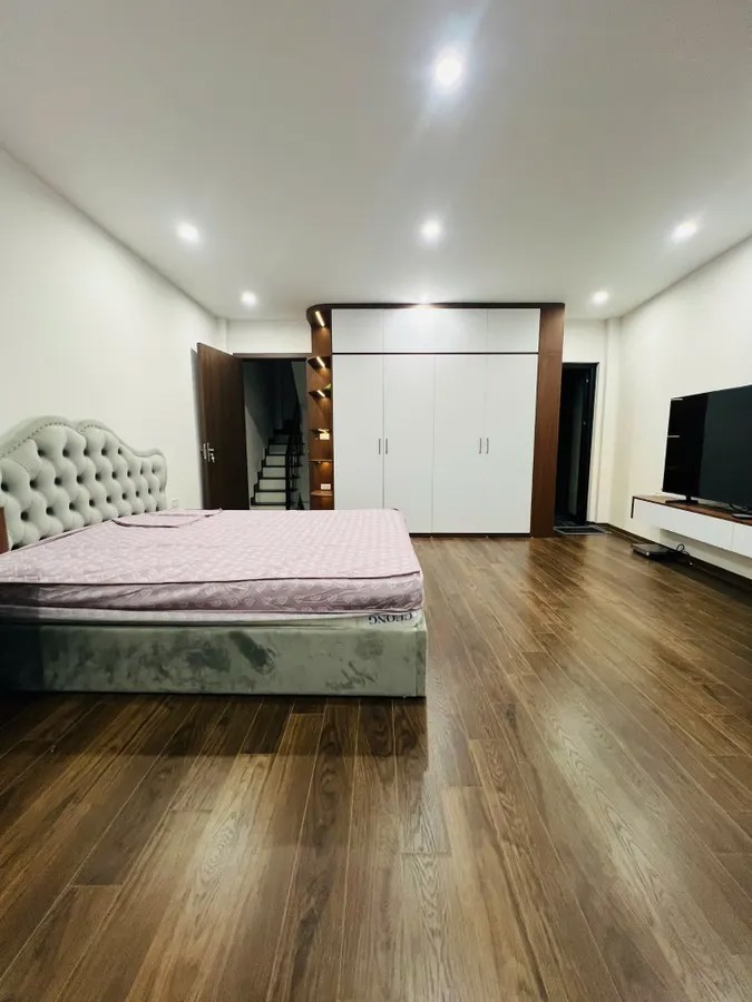Bán Nhà Đội Cấn 39m2 7 tầng. mặt tiền 4.8m. giá 12 Tỷ Ba Đình Hà Nội 