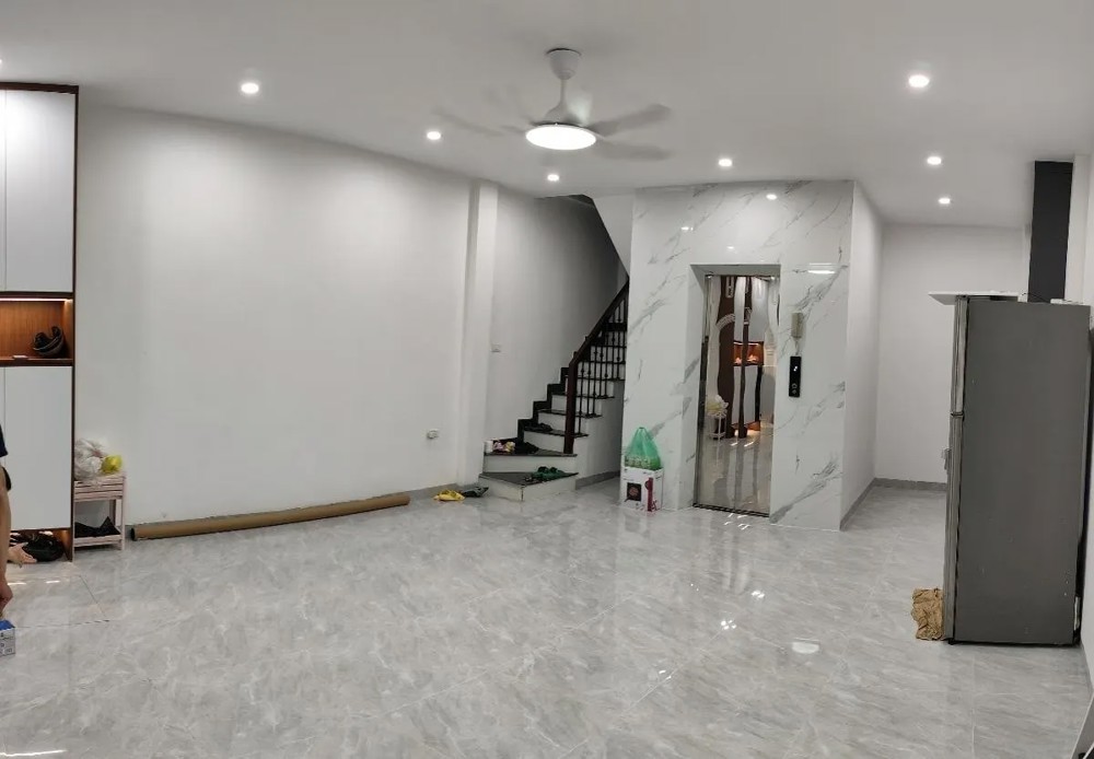 Bán Nhà Đội Cấn 39m2 7 tầng. mặt tiền 4.8m. giá 12 Tỷ Ba Đình Hà Nội 