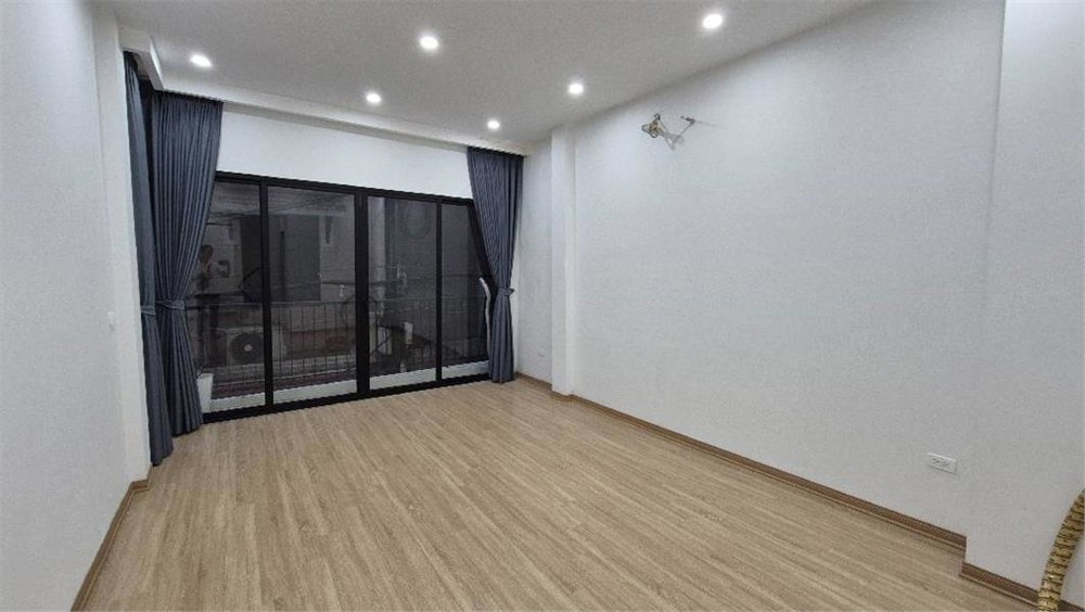 Nhà mặt đường Liên Mạc, 40m2, 5 tầng, ô tô tránh, giá 6,5 tỷ