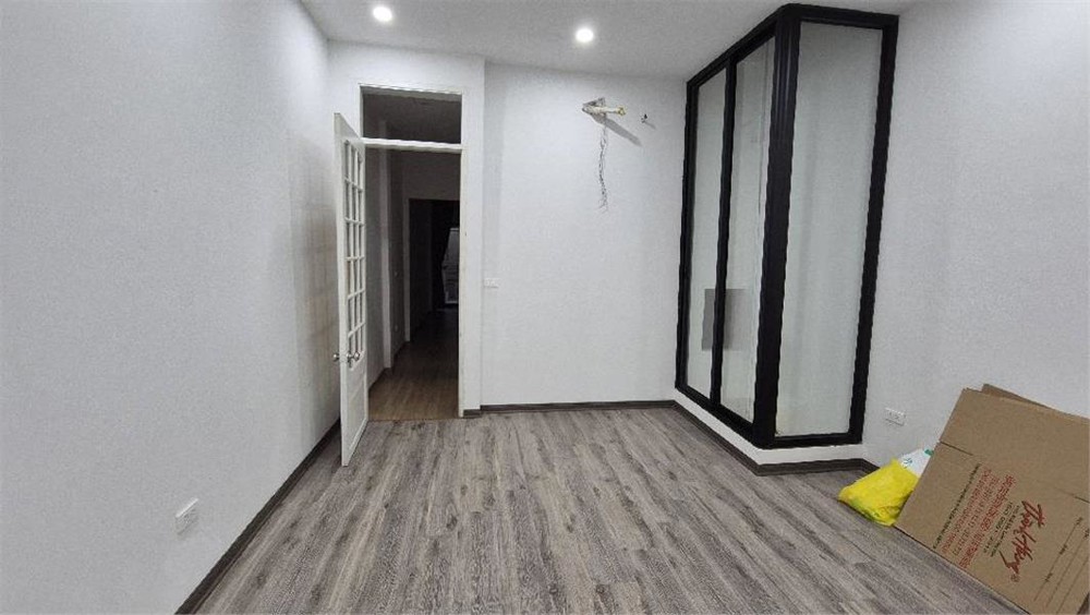 Nhà mặt đường Liên Mạc, 40m2, 5 tầng, ô tô tránh, giá 6,5 tỷ
