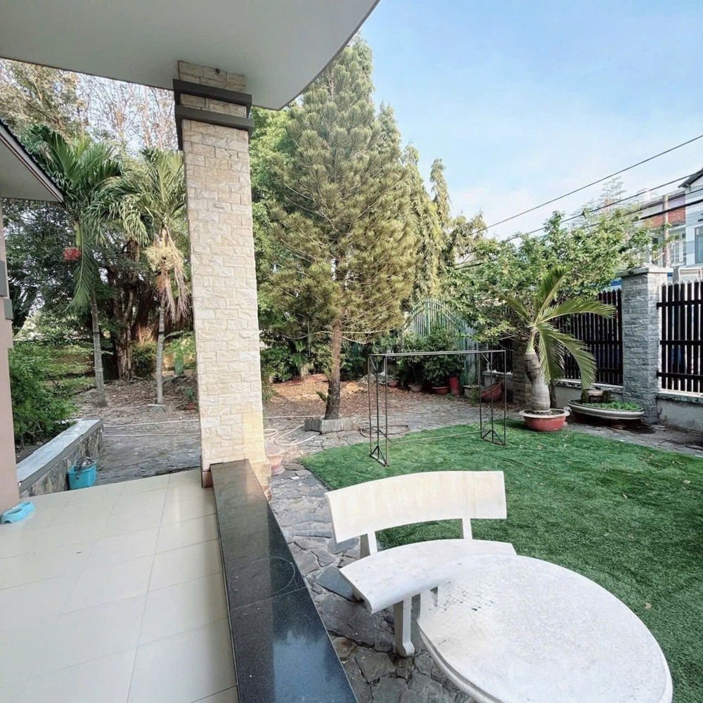 Bán nhà mặt tiền 23x28m giá 18 tỷ Lê Thị Hà