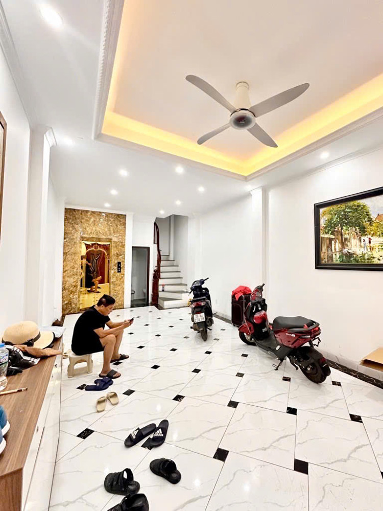 Bán Nhà Võng Thị , 46m , 7 tầng, vị trí đẹp, nhà đẹp ở ngay, gần ô tô, Full nội thất!