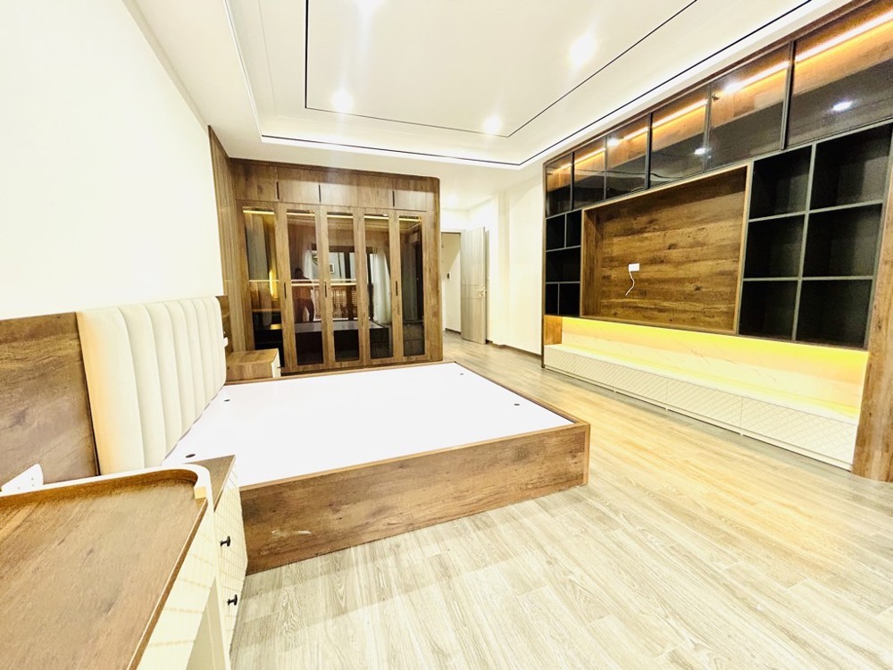 BÁN NHÀ NGỌC THUỴ LONG BIÊN, THANG MÁY-NGÕ THÔNG-GẦN KHU KHAI SƠN-42M, NHỈNH 9 TỶ(TL)