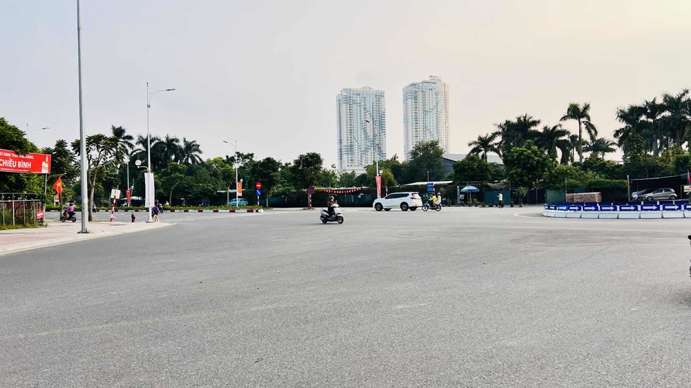 bán nhà Hồng Tiến, 65m x 4 tầng, mặt tiền 13.5m, vỉa hè đá bóng, xe container quay đầu