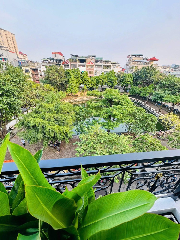 Bán nhà Lạc Long Quân 41m Ô tô vào nhà view hồ kinh doanh Giá ngon