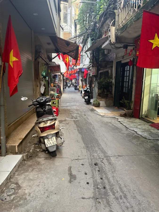 Bán Nhà Văn Hương 33m2. 3 tầng. mặt tiền 3m. giá 7.65 Tỷ Đống Đa Hà Nội