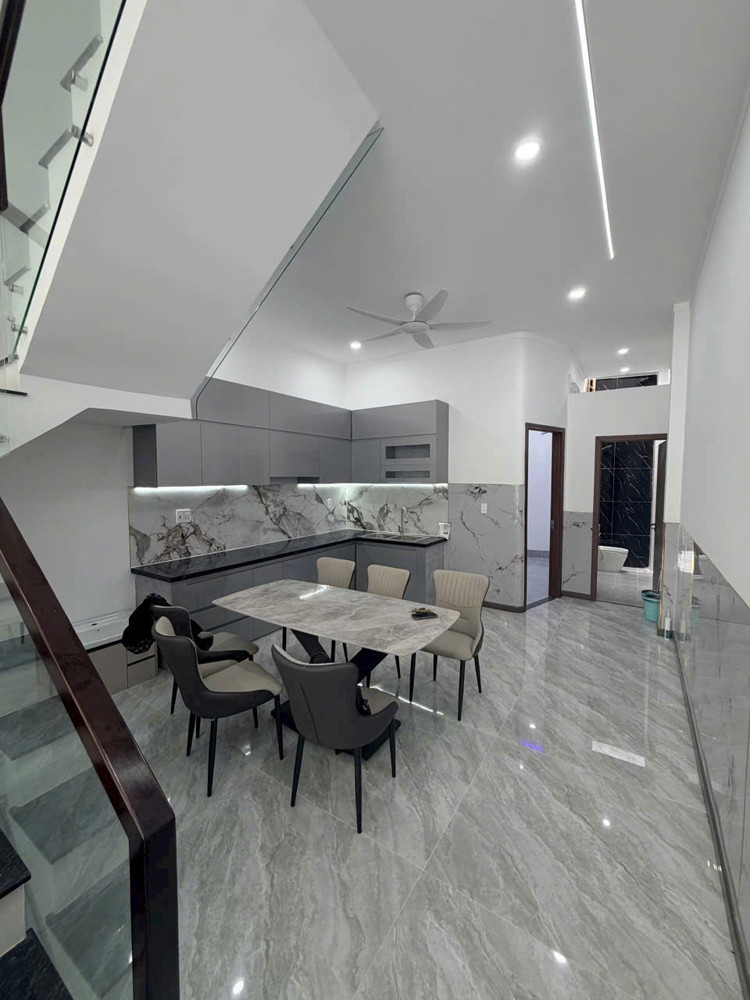 Bán nhà 1 Trệt 1 Lầu 82m²,đường 2 ô tô thông thoáng,gần Trường Trần Văn Ơn