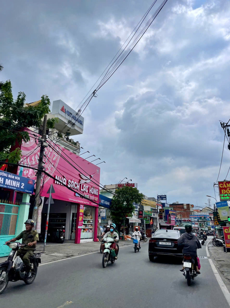 Nhà 4 tầng, 1 xẹt Đỗ Xuân Hợp, Phước Long B (Q9 cũ), đối diện chợ, 4 phòng ngủ, nhỉnh 5 tỷ