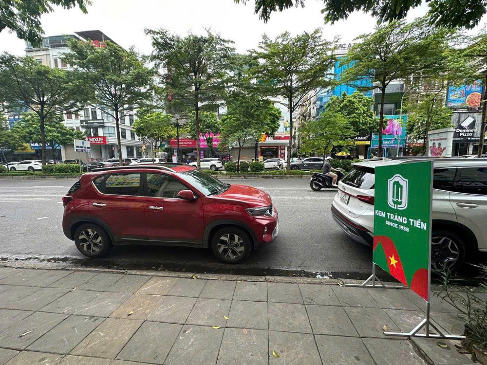 CHÍNH CHỦ SANG NHƯỢNG CỬA HÀNG KEM TRÀNG TIỀN – MẶT PHỐ TRUNG KÍNH, ĐÔNG KHÁCH ỔN ĐỊNH