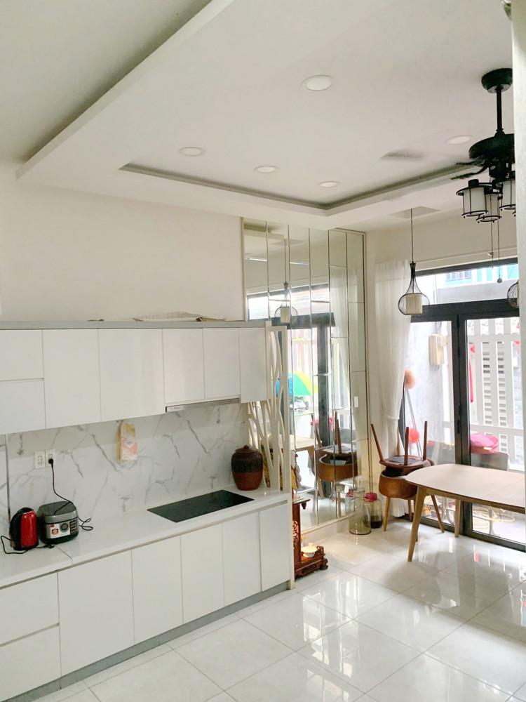 Nhà HXH Âu Dương Lân 2 lầu, sân thượng full nội thất