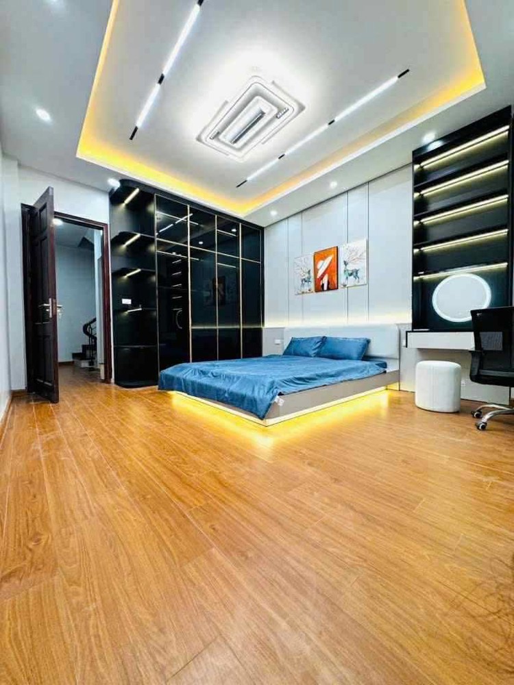 Bán nhà Đông Ngạc 42m2, 5 tầng đẹp, ngõ rộng ô tô tránh, giá 6.8 tỷ
