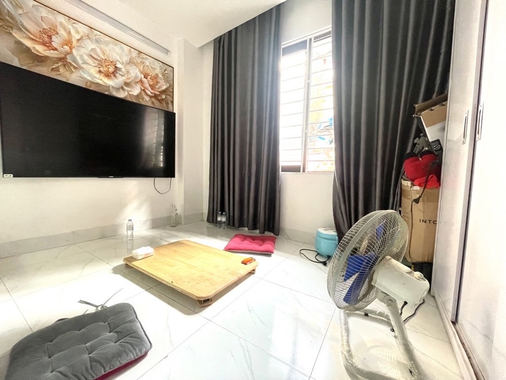 HOÀNG QUỐC VIỆT 18M x5 TẦNG CHỈ 4,250 TỶ NGÕ THÔNG,LÔ GÓC,Ô TÔ QUA NHÀ,DÂN XÂY,30M RA PHỐ