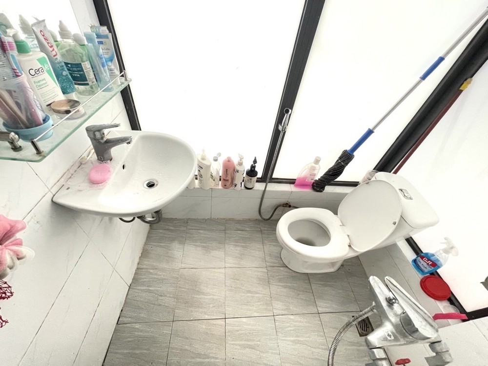 HOÀNG QUỐC VIỆT 18M x5 TẦNG CHỈ 4,250 TỶ NGÕ THÔNG,LÔ GÓC,Ô TÔ QUA NHÀ,DÂN XÂY,30M RA PHỐ