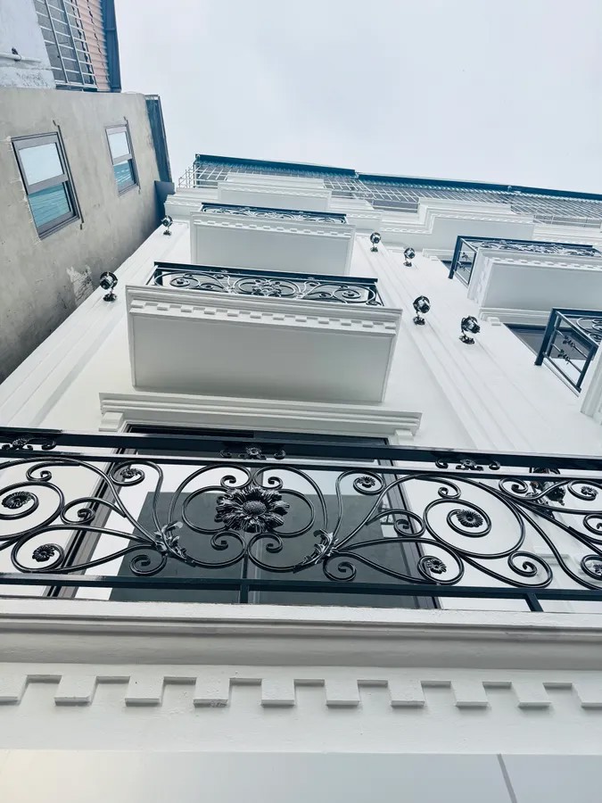 NHÀ MỚI NỘI THẤT ĐẸP Nguyễn Văn Linh 30 m2 X 5 Tầng X 5.8 tỷ Long Biên Hà Nội