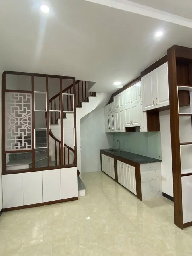 NHÀ MỚI NỘI THẤT ĐẸP Nguyễn Văn Linh 30 m2 X 5 Tầng X 5.8 tỷ Long Biên Hà Nội