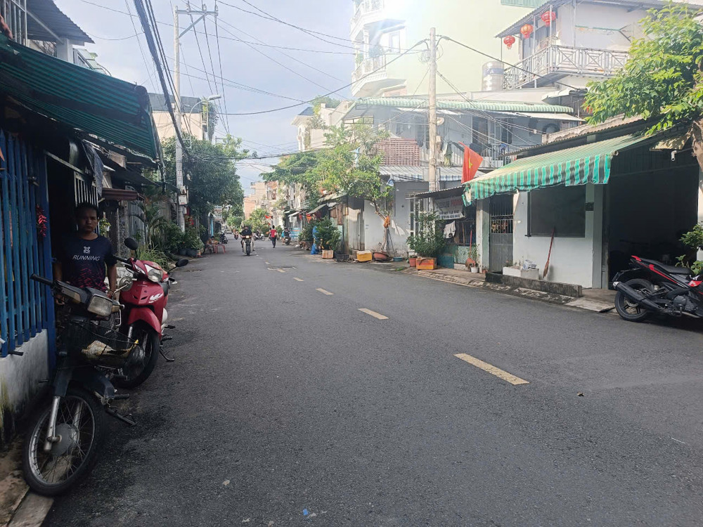 Chính chủ cần bán - Nhà BTCT sổ hồng riêng, cách siêu thị CoopMart Nguyễn Ảnh Thủ 2 phút