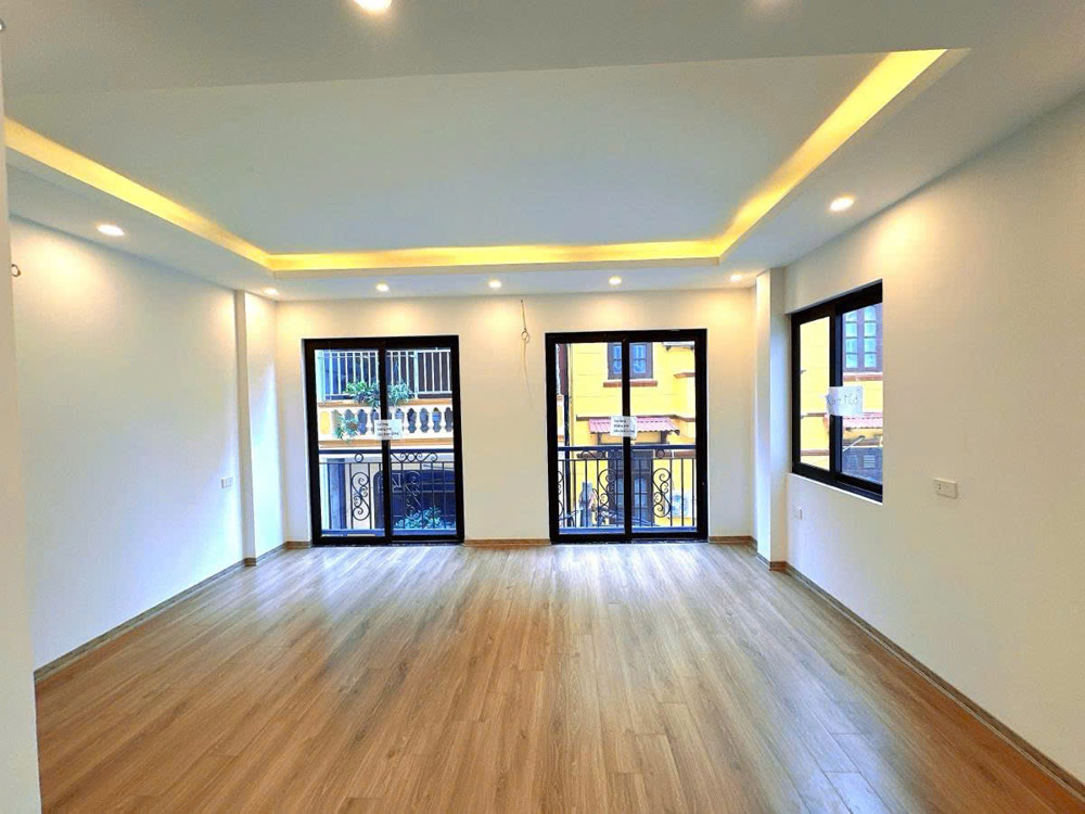 Bán nhà Hoàng Quốc Việt, 55m2 x 5 tầng, Thang máy. Ô tô vào nhà, 20.x tỷ