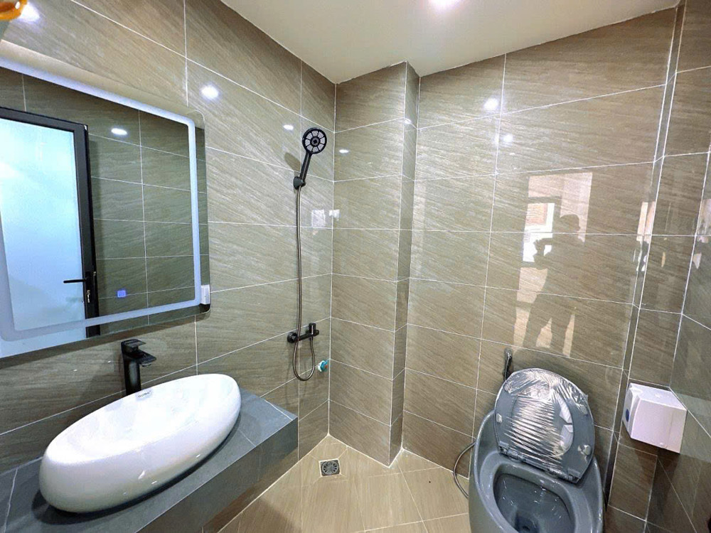 Bán nhà Hoàng Quốc Việt, 55m2 x 5 tầng, Thang máy. Ô tô vào nhà, 20.x tỷ