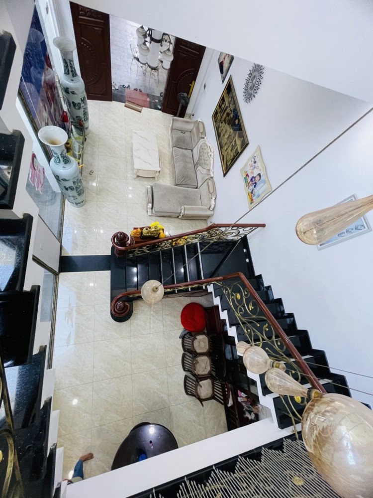 Bán nhà mặt phố Q.2, P. Cát Lái, đường Số 10, DT 162m2, 3 tầng, 4PN. Sổ hồng, giá 18.7 tỷ