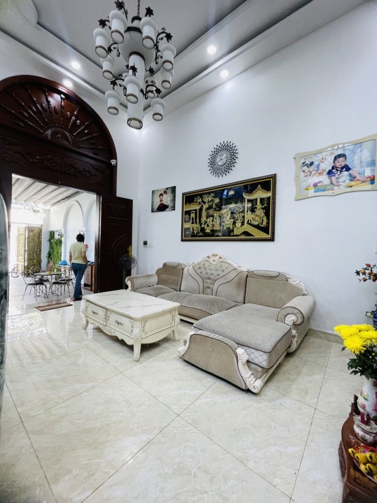 Bán nhà mặt phố Q.2, P. Cát Lái, đường Số 10, DT 162m2, 3 tầng, 4PN. Sổ hồng, giá 18.7 tỷ
