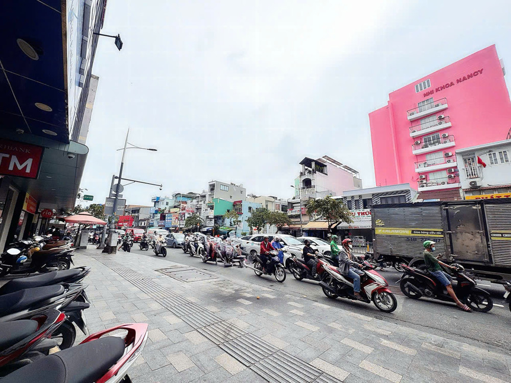 CHÍNH CHỦ BÁN NHÀ 3 TẦNG MTKD Đ. NGUYỄN VĂN CỪ - NGAY NGÃ 4 TRẦN HƯNG ĐẠO, QUẬN 1 - 4,4M*38M - ĐẤT