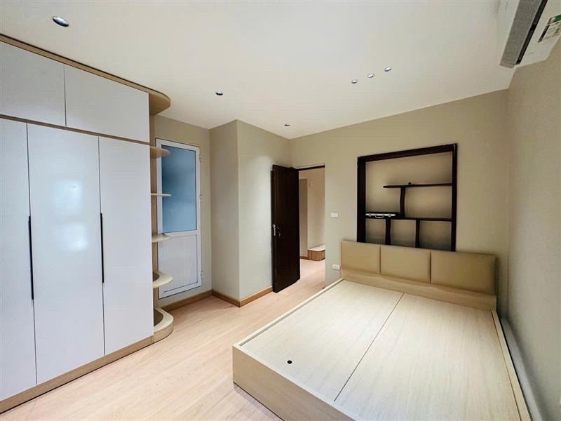 TẬP THỂ TẦNG 2  ĐƯỜNG HOÀNG QUỐC VIỆT 75M 2 NGỦ GIÁ 4,25 TỶ,FULL NỘI THẤT
