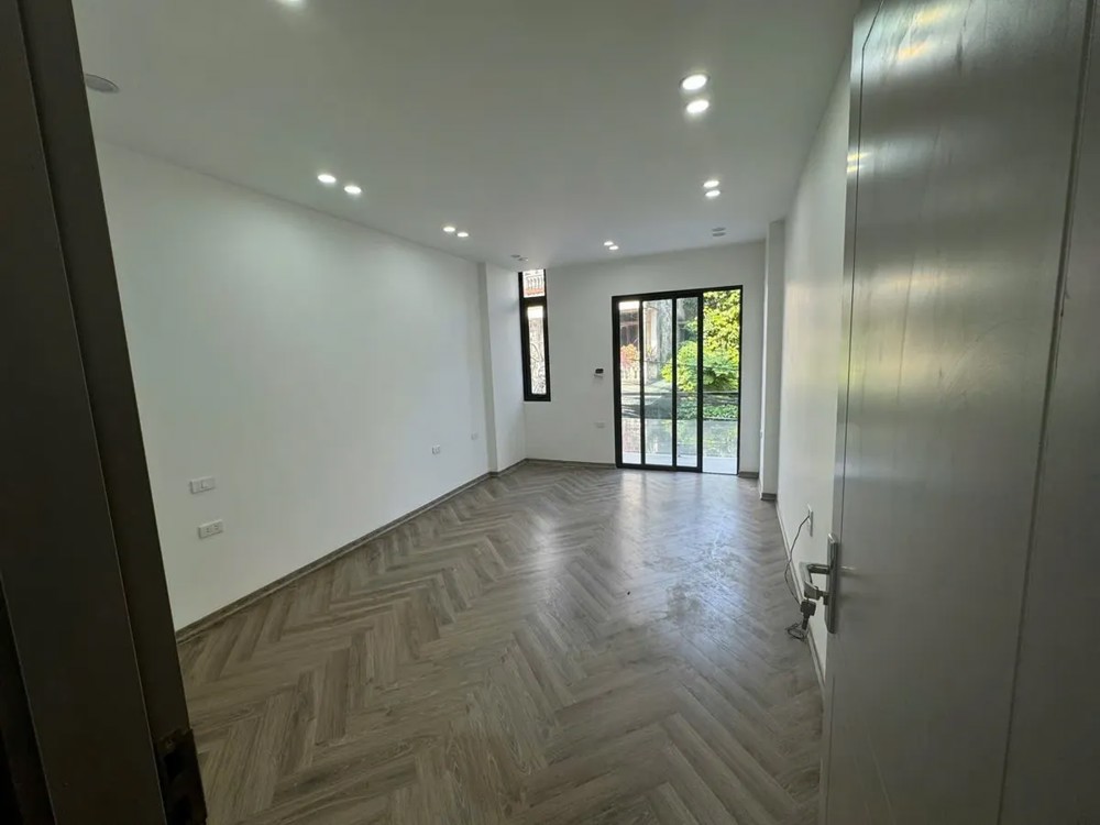 NHÀ MỚI Ô TÔ VÀO NHÀ Phố Chu Huy Mân 70m2 X 6 Tầng X 14.8 tỷ Long Biên Hà Nội