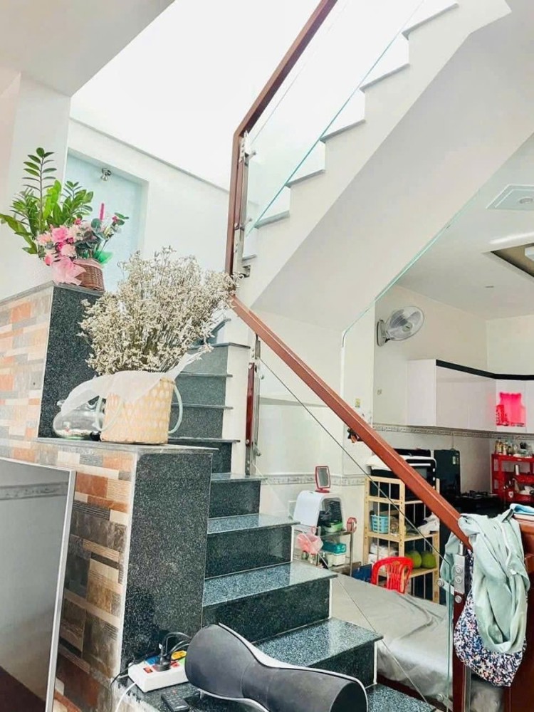 Bán nhà đường 185, Phước Long B, Q.9, TP HCM, DT 82m2, 2 tầng, 2PN. Sổ hồng riêng. Giá 6.49  tỷ