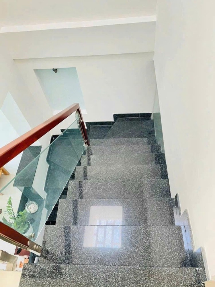 Bán nhà đường 185, Phước Long B, Q.9, TP HCM, DT 82m2, 2 tầng, 2PN. Sổ hồng riêng. Giá 6.49  tỷ