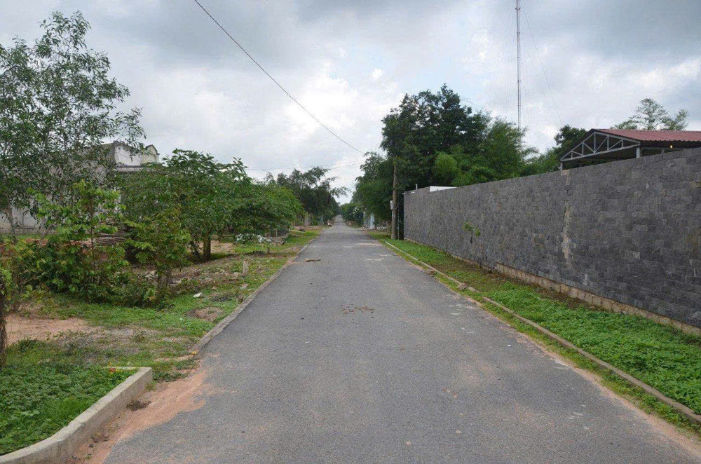 Chủ cần bán vườn Tổng 2400 m2 . Có 450 thổ cư . Vivew chân núi minh đạm
