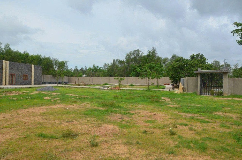 Chủ cần bán vườn Tổng 2400 m2 . Có 450 thổ cư . Vivew chân núi minh đạm