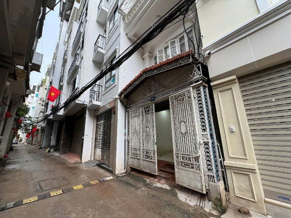 Nhà Lạc Long Quân 46/50m, 6 tầng, oto vào nhà, thang máy, sổ đẹp! Đường trước nhà 5m!