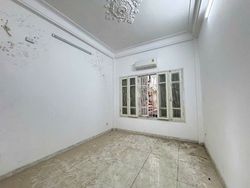 Nhà Lạc Long Quân 46/50m, 6 tầng, oto vào nhà, thang máy, sổ đẹp! Đường trước nhà 5m!