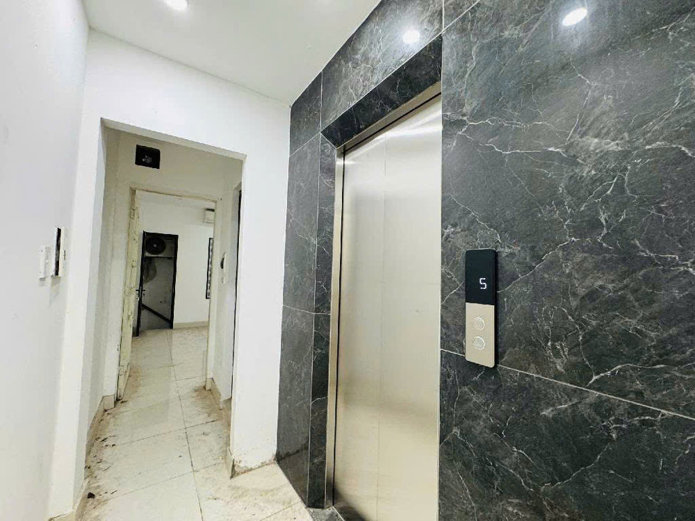 Nhà Lạc Long Quân 46/50m, 6 tầng, oto vào nhà, thang máy, sổ đẹp! Đường trước nhà 5m!