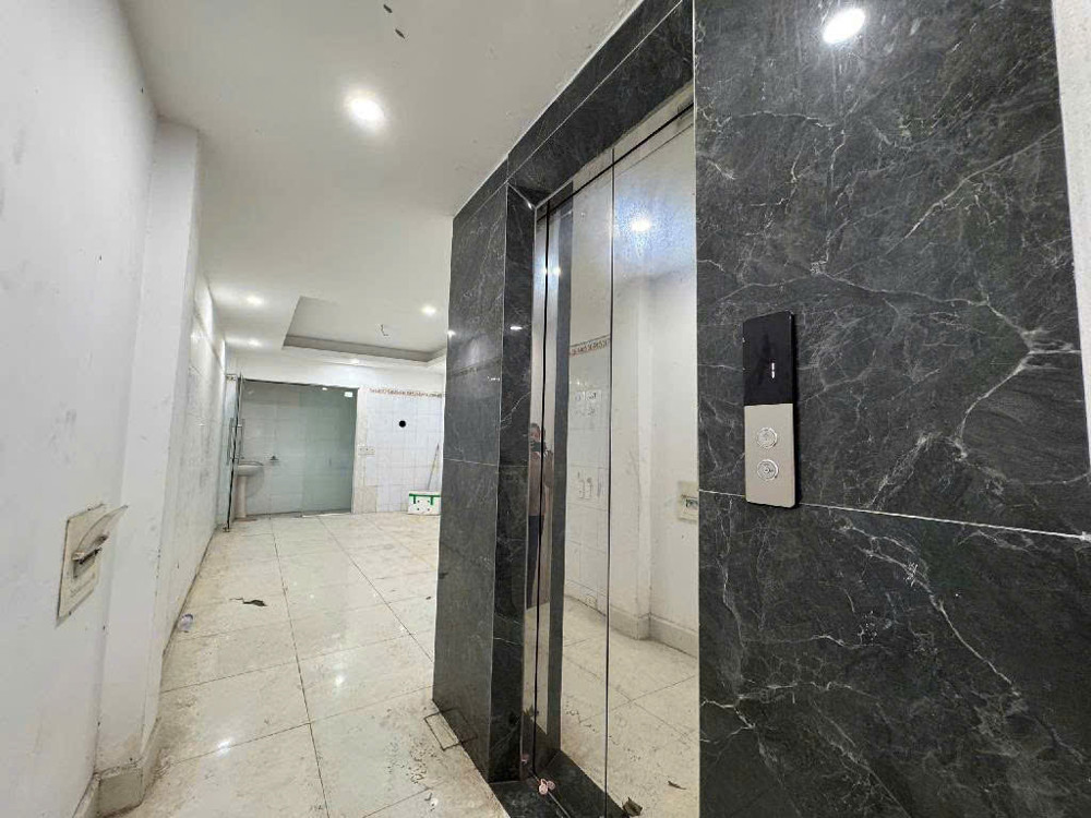 Nhà Lạc Long Quân 46/50m, 6 tầng, oto vào nhà, thang máy, sổ đẹp! Đường trước nhà 5m!