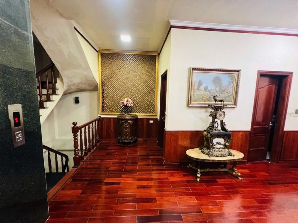 Bán nhà 7 tầng thang máy Trần Thái Tông, 60m2, ô tô tránh, thu 1 tỷ/năm