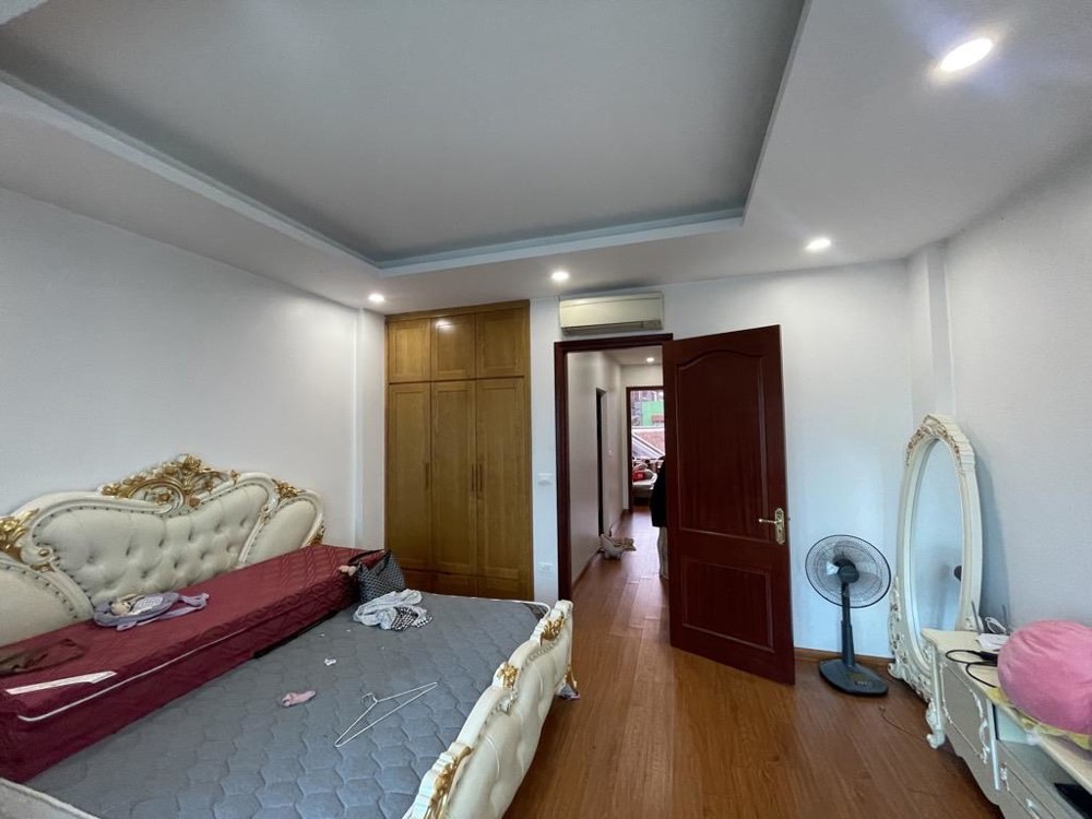 Tòa nhà 7 tầng 70m2, thang máy, ô tô tránh, khu Cầu Giấy – doanh thu 1 tỷ/năm